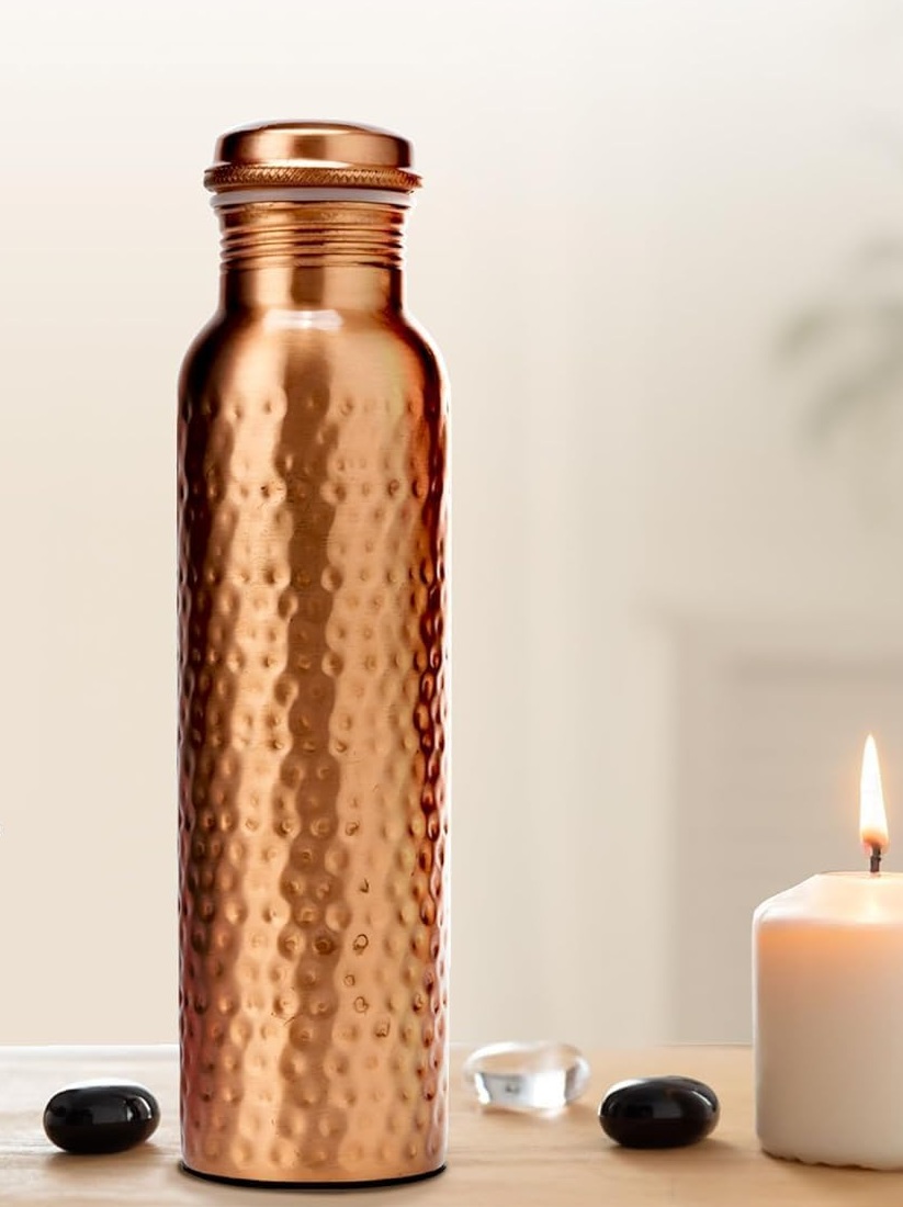 CLEO HOME handgefertigte, gehämmerte Wasserflasche aus 100% ayurvedischem Kupfer mit Reinigungsbürste und Leinentasche