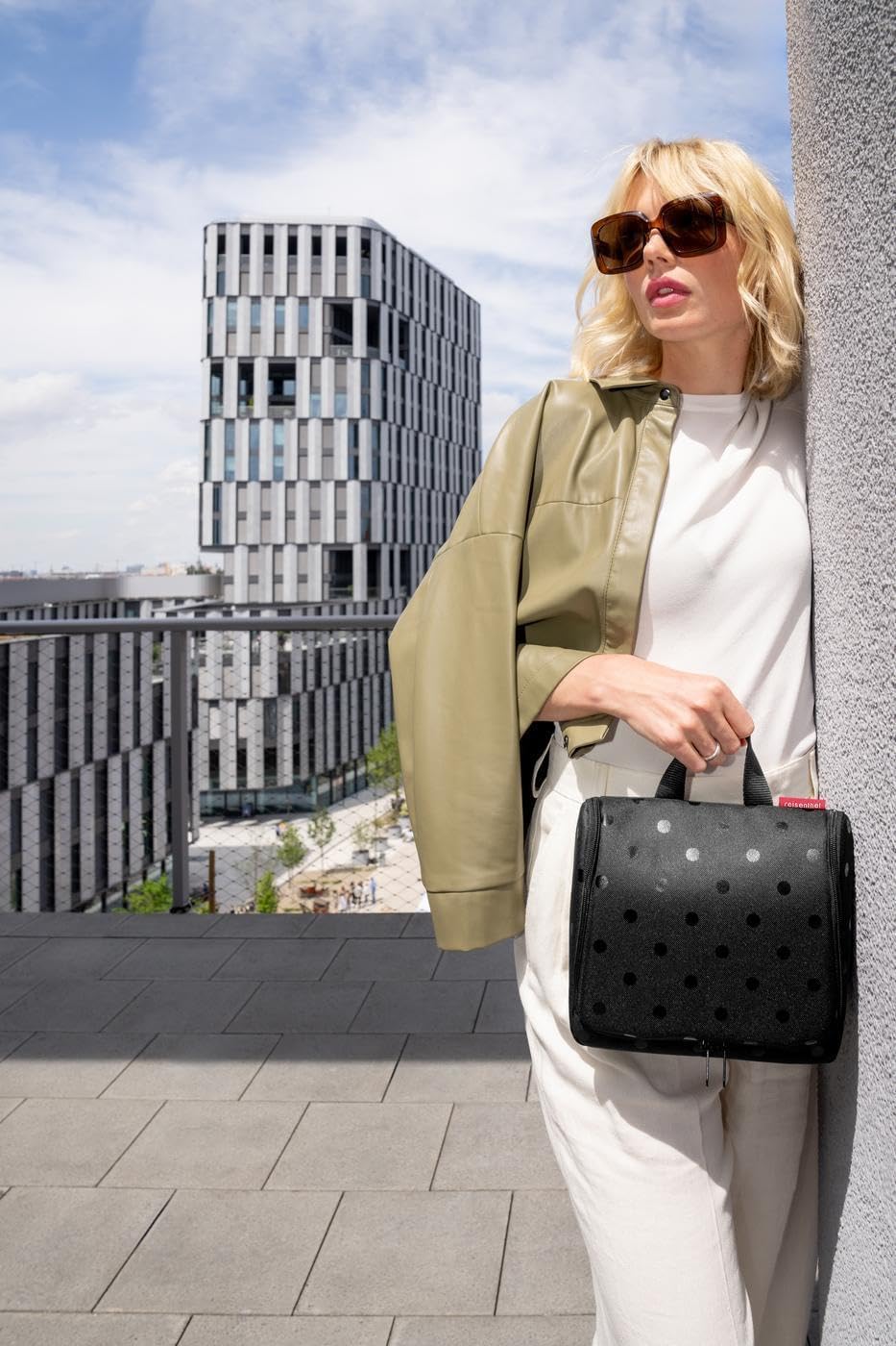 reisenthel toiletbag XL Glossy dots Black